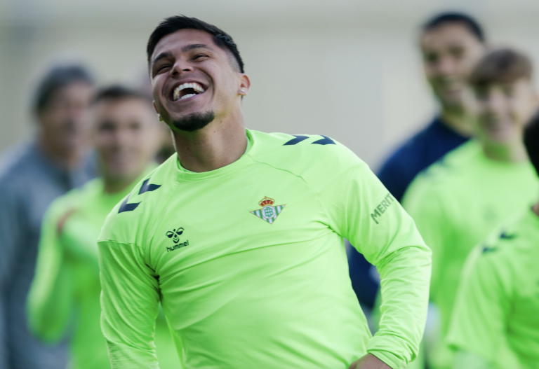 Cucho Hernández ya entrena con el Betis: “Llego a aportar con goles”